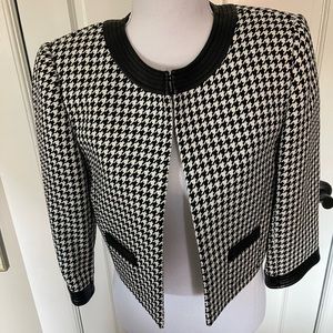 Tahari size 4 crop jacket , can be either worn open or closed .